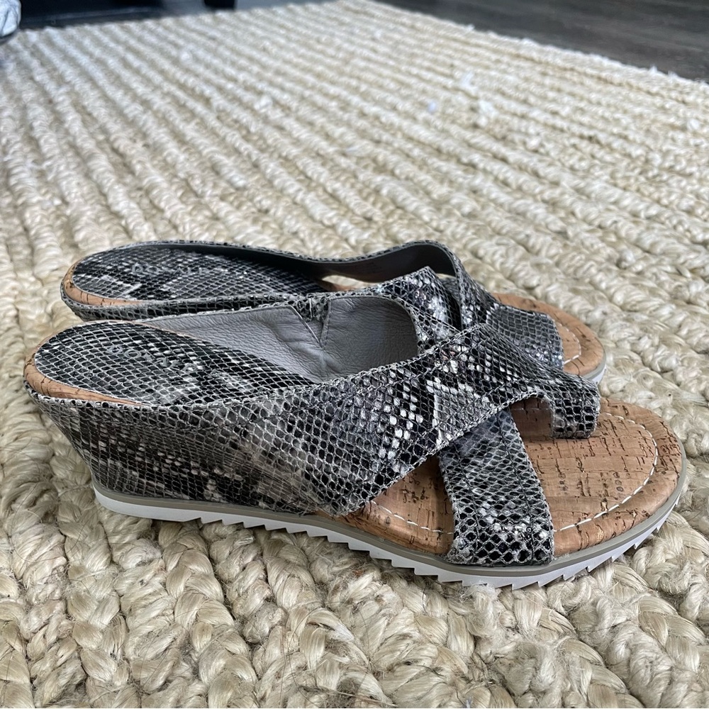 Donald J Pliner womens sandal wedge snake print mule size 8 leather
